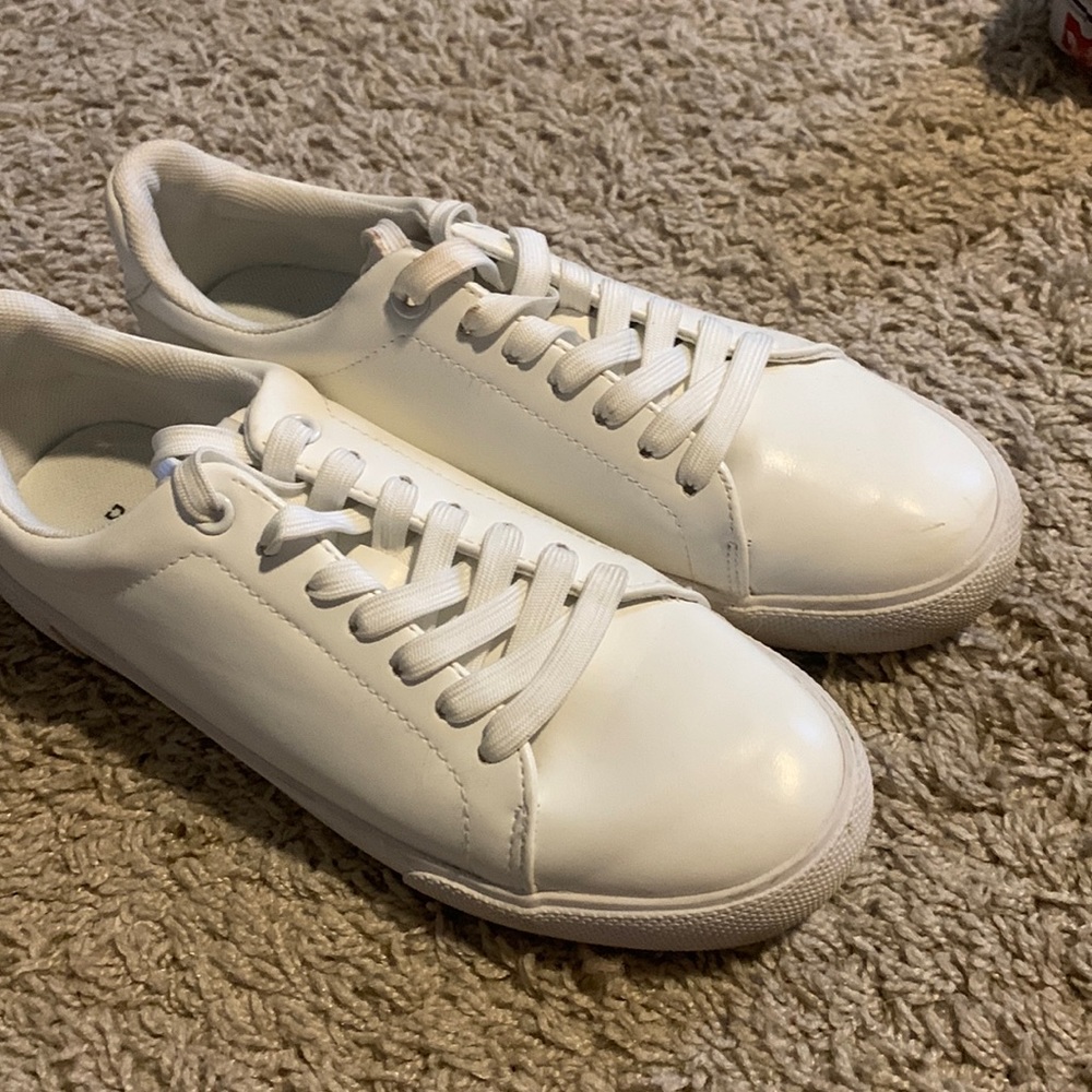 Womens 7 White Low Top Shoes